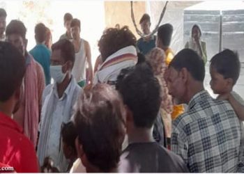 उपले थोपने को लेकर दो पक्षों में विवाद, तीन घायल