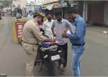 बीमार बहन की दवाई लेने जा रहे युवक का काट दिया चालान