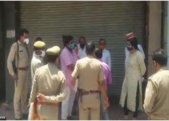 बंद शटर के भीतर बेच रहे थे कपडे, एसडीएम ने लगाया 20 हजार का जुर्माना