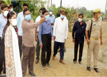 मेडिकल कॉलेज में पीएम केयर से लग रहे ऑक्सीजन प्लांट का डीएम ने किया निरीक्षण