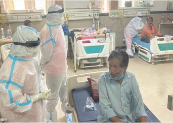 पीपीई किट पहनकर सांसद ने जाना मरीजों का हाल, ऑक्सीजन सप्लाई को लेकर कमिश्नर से की मुलाकात