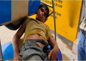 उझानी: पाइप चोरी कर ले जा रहे चोर को लोगो ने पकड़कर पीटा