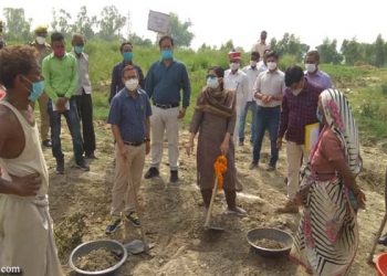 डीएम ने मनरेगा कामगारों के साथ चलाया फावड़ा