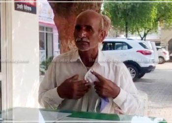 उझानी: डेढ़ लाख रुपये भरा बैग छीनकर भाग रहे युवक को लोगों ने पकड़ा