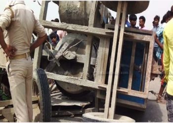 सीमेंट मिक्सिंग मशीन पलटने से मजदूर की मौत, दो घायल