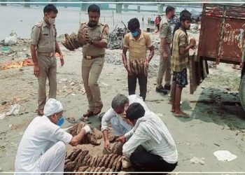 बुजुर्ग का अंतिम संस्कार: खाकी के कंधे से इंसानियत काे सहारा