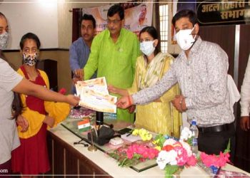 कोरोना से अनाथ हुए 11 बच्चों को मिली आर्थिक मदद