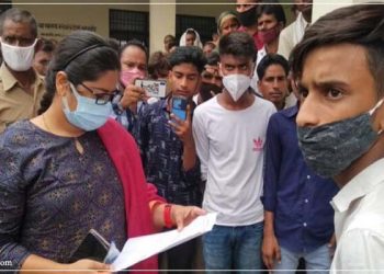 ट्यूशन न पढने वाले छात्र फेल, छात्रों का विरोध प्रदर्शन