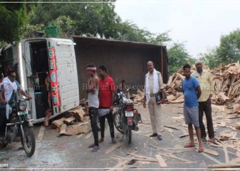 ओवरटेक करने के चक्कर में हाईवे पर पलटा ट्रक, मंदिर से टकराई बोलेरो