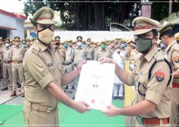 डीएम ने कलेक्ट्रेट तो एसएसपी ने पुलिस लाइन में किया ध्वजारोहण, पुलिसकर्मी सम्मानित