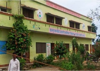 उझानी: वार्डन छात्राओं से धुलवाती हैं कपड़े, आधी रात को हॉस्‍टल से निकाला