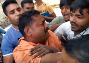 मंदिर की जमीन पर कब्जे का आरोप, भीड़ ने व्यापारी को जमकर पीटा