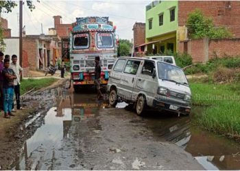 उझानी: सड़क तो बनाई लेकिन नहीं भरी साइड, हो सकता है बड़ा हादसा