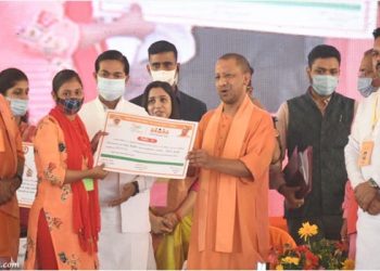 बदायूं में समाजवादी पार्टी के आखिरी गढ़ में गरजे योगी, कहा- यहाँ भी जिताओ भाजपा