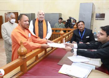 49 हजार का कुंडल पहनते हैं योगी आदित्यनाथ, जानिए उनकी कुल सम्पत्ति