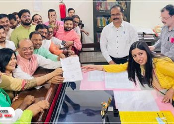 वागीश पाठक एमएलसी निर्वाचित, डीएम ने दिया प्रमाण पत्र