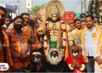 उझानी: हनुमान जी की भव्य शोभायात्रा में सांप्रदायिक सद्भाव, मुस्लिम युवकों ने बरसाए फूल, बजरंगी के भक्तों ने अजान की आवाज पर बंद किया डीजे