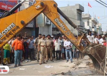 आखिरकार उझानी में अतिक्रमण पर चला बुलडोजर, न विरोध काम आया, न सिफारिशें, कल फिर से चलेगा अभियान