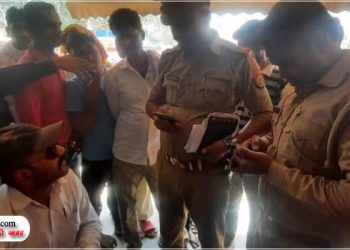 खाकी की धौंस दिखाकर वसूली करने वाले नकली दरोगा को लोगों ने पकड़ा