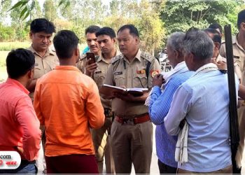 बैंक से घर जा रही महिला से बदमाशों ने 49 हजार रुपये छीने