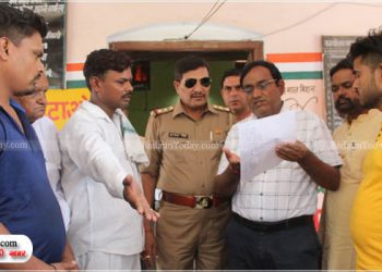 उझानी: पुरानी अनाज मंडी को वेंडिंग जोन बनाने की मांग, ईओ को सौंपा ज्ञापन