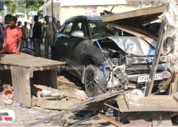 उझानी में बेकाबू कार ने मचाई दहशत, बोर्ड-नल को उखाड़ खोखे में जा घुसी, 5 घायल