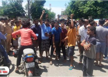 शहर में गंदगी पर फूटा लोगों का गुस्सा, चेयरमैन-विधायक के खिलाफ हुई नारेबाजी