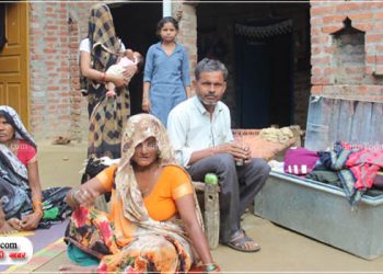 उझानी में फिर हुई चोरी, भाग रहे बदमाशों से भिड़ी लड़कियां