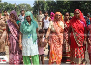 जलजमाव व गंदगी से परेशान ग्रामीणों के सब्र का बांध टूटा, हाईवे पर लगाया जाम