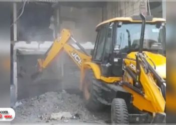 पत्थरबाजी के बाद एक्शन, डोडा तस्कर के अवैध निर्माण पर चला बुलडोजर