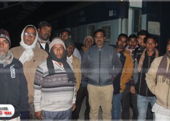 कछला में चलती ट्रेन का इंजन बोगी से अलग हुआ, बरेली से कासगंज जा रही थी ट्रेन, यात्री हुए परेशान