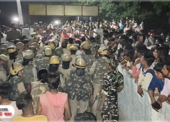 उसहैत के भाजपा प्रत्याशी का हंगामा, प्रशासन पर मतदान रोकने का आरोप