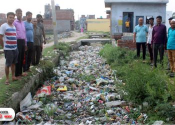 कूड़े-कचरे से पटे नाले, गंदगी से परेशान लोग, उझानी के विकास की यह भी हकीकत है