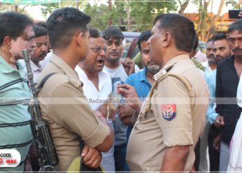 उझानी में फर्जी मतदान का आरोप, दरोगा से भिड़े रजनीश गुप्ता, पुलिस ने किया लाठीचार्ज