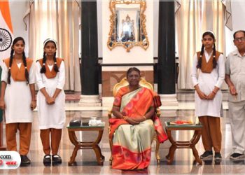 देवनागरी कॉलेज की छात्राओं ने राष्ट्रपति को बाँधी राखी