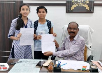 स्टेशन रोड पर गड्ढे ही गड्ढे, छात्राओं ने उठाई आवाज