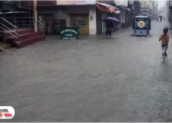 उझानी से भारी बारिश, सड़कें बनी तालाब, घरों-दुकानों में घुसा पानी