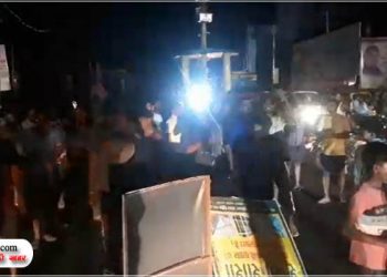 भीषण गर्मी में बिजली कटौती से उबले लोग, आधी रात को सड़क पर उतरे