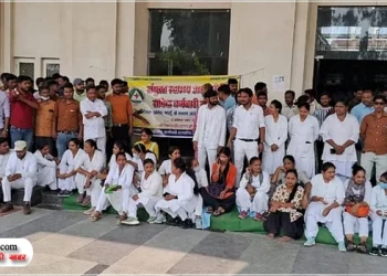 मानदेय न मिलने से नाराज मेडिकल कॉलेज में कर्मचारियों का प्रदर्शन, प्राचार्य पर लगाया बदसलूकी का आरोप