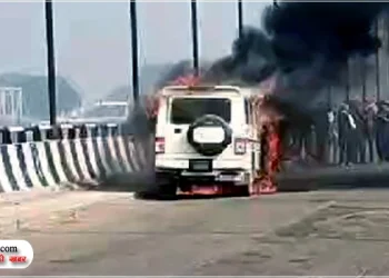 कछला पुल पर कार में लगी आग, मचा हडकंप