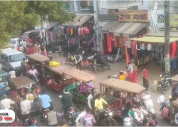 सड़क पर वाहन और फुटपाथ पर कब्जे, पैदल राहगीर चले तो कहां?