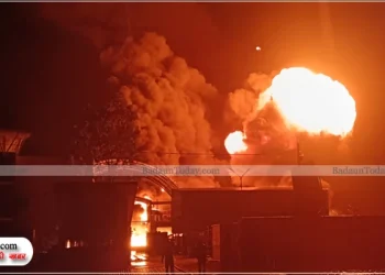 उझानी में मेंथा फैक्ट्री में लगी भीषण आग, धमाकों से दहला इलाका