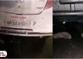 यूपी सरकार लिखी कार के नीचे फंसी राजमिस्त्री की लाश, 10 किलोमीटर घसीटा
