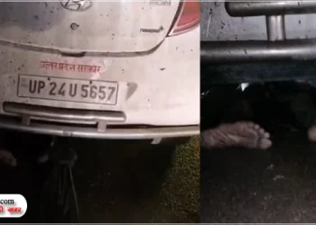 यूपी सरकार लिखी कार के नीचे फंसी राजमिस्त्री की लाश, 10 किलोमीटर घसीटा