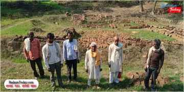 स्कूल व किसान की जमीन पर जेसीबी से तालाब खुदवाकर बेची मिट्टी, मनरेगा से निकाला भुगतान