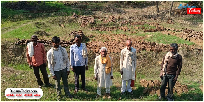 स्कूल व किसान की जमीन पर जेसीबी से तालाब खुदवाकर बेची मिट्टी, मनरेगा से निकाला भुगतान