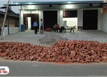 आधी रात ताले तोड़कर प्लॉट पर कब्जे की कोशिश, बुजुर्ग ने एसएसपी-डीएम से लगाई गुहार, जान को बताया खतरा