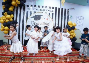 उझानी के स्काई विंग्स प्ले स्कूल में मनाई गई अपग्रेडिंग सेरेमनी