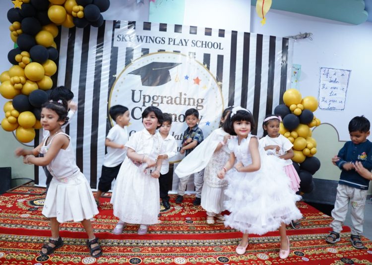 उझानी के स्काई विंग्स प्ले स्कूल में मनाई गई अपग्रेडिंग सेरेमनी